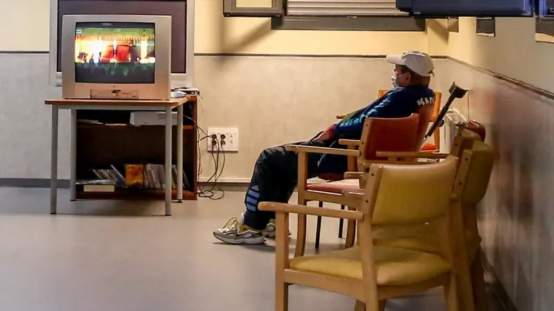 Un señor ve la de televisión en una sala dispuesta para sintecho en el centro Pinar de San José, uno de los centros habilitados por el SAMUR Social para la Campaña del Frío 2020, en Madrid (España), a 17 de diciembre de 2020.