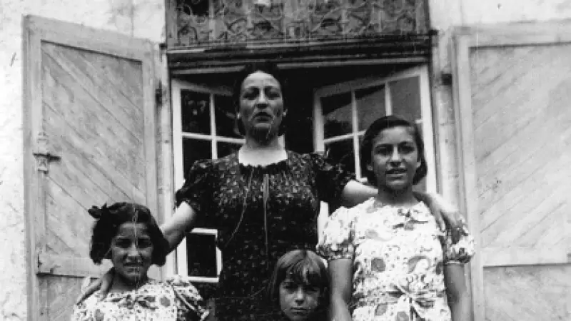 Imagen de Teresa, Luisa y Nuri junto a su madre, María Ferrer Ferrer, en la Maternidad de Elna.