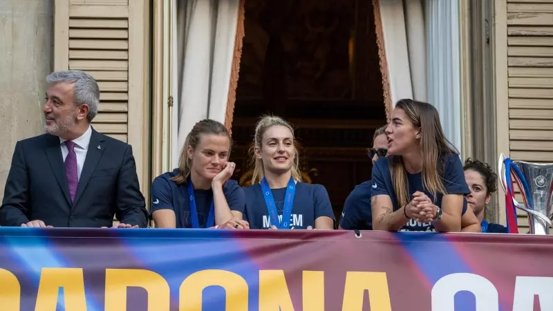 Las jugadoras del FC Barcelona femenino saludan a la afición tras ganar la Champions League, en el Palau de la Generalitat, a 26 de mayo de 2024, en Barcelona, Catalunya (España).