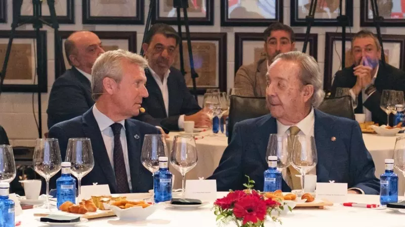 28/5/24 El presidente de la Xunta, Alfonso Rueda (i), y el editor de ‘La Voz de Galicia’, Santiago Rey, el pasado martes en una comida en la sede del periódico.