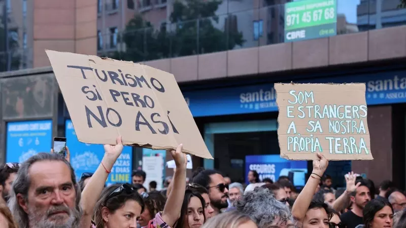 Decenas de personas durante una manifestación contra la masificación turística y por la vivienda digna en Palma de Mallorca.