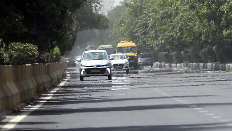 Imagen de este miércoles de una carretera cercana a Nueva Delhi donde el calor se eleva desde el asfalto.