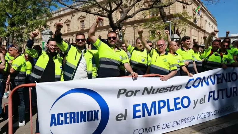 Los trabajadores de Acerinox durante una concentración en Sevilla.