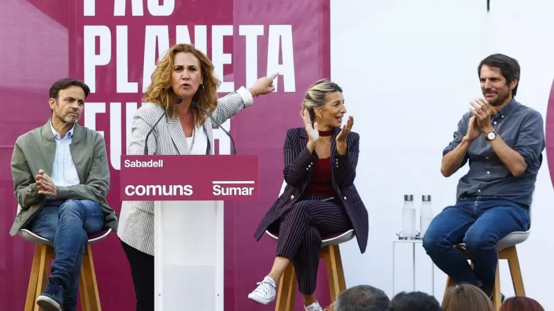 La candidata a las europeas Estrella Galan (2i) en el acto central de Comuns Sumar en Sabadell junto con la vicepresidenta del Gobierno Yolanda Díaz (2d), el ministro de Cultura Ernest Urtasun (d) y el también candidato Jaume Asensi (i).