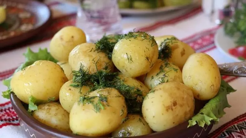 Pato confinado - Receta de patatas con mantequilla de eneldo