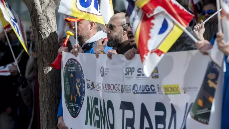 Policías nacionales y guardias civiles protestan en Madrid para pedir una equiparación salarial con los policías autonómicos y otras medidas en materia laboral.