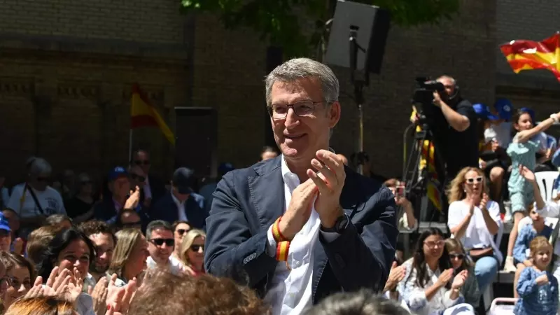 El presidente del Partido Popular, Alberto Núñez Feijóo, durante un acto de campaña del Partido Popular, en la Plaza de los Sitios, a 2 de junio de 2024, en Zaragoza, Aragón (España).