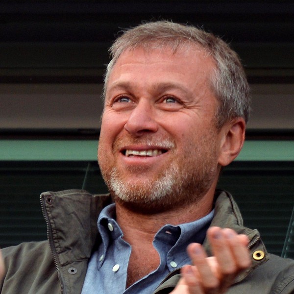 El millonario propietario del club de fútbol Chelsea Roman Abramovich applaude durante un partido de la Premier League inglesa. REUTERS/Toby Melville