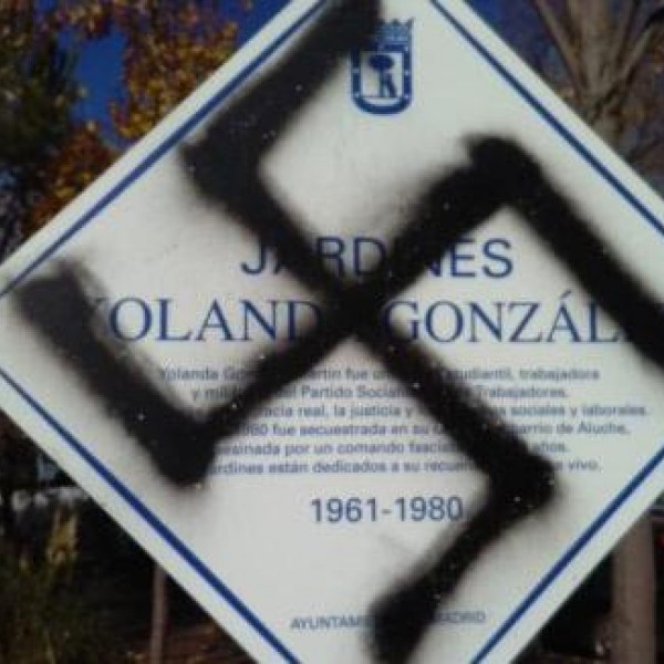 La placa que recuerda a Yolanda González en el barrio de Aluche (Madrid) ha sufrido hasta cuatro ataques en los tres meses y medio que lleva en pie.