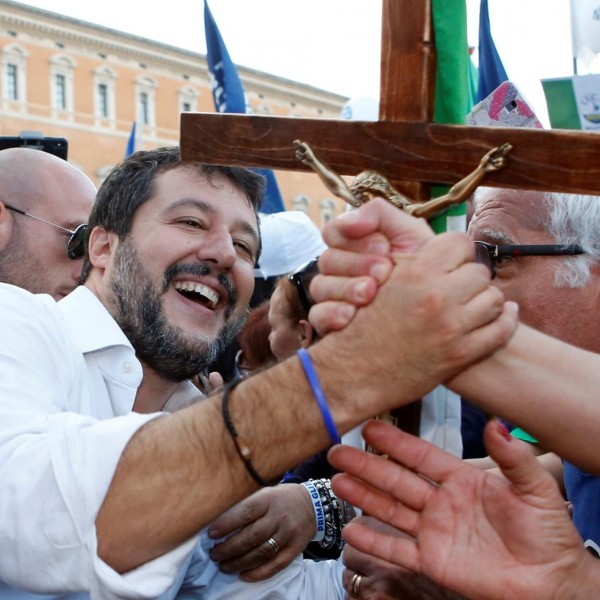 19/10/2019.- Un partidario se da la mano con el líder del partido de la Liga, Matteo Salvini, después de una manifestación en Roma. REUTERS / Remo Casilli