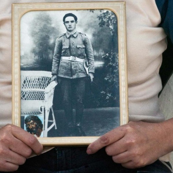 Mari Carmen España sostiene el retrato de su abuelo, Manuel España, antes de ser fusilado en el verano de 1936.- PÚBLICO