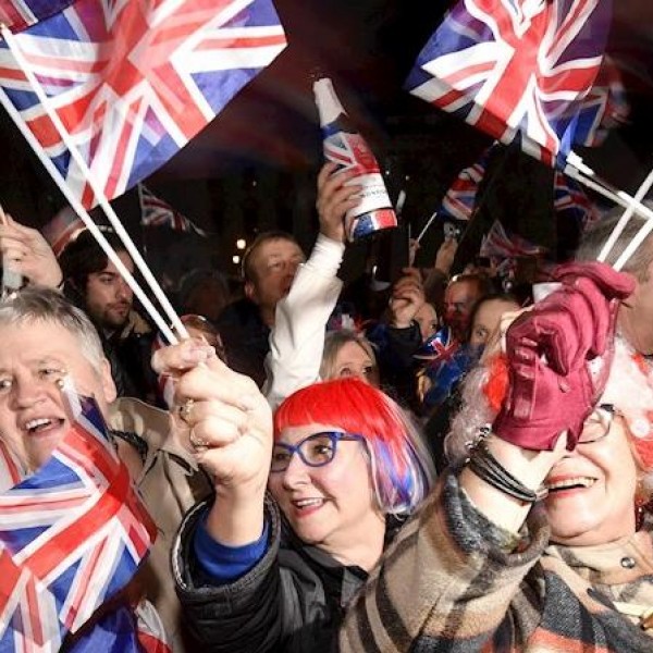 Ciudadanos británicos celebran el Brexit.-  EFE