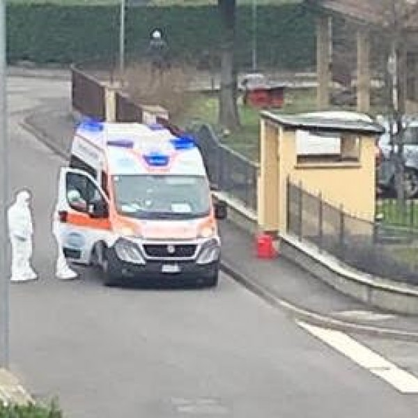 Una ambulancia en una calle de Casalpusterlengo. Fotografía cedida por Federico Scarioni.