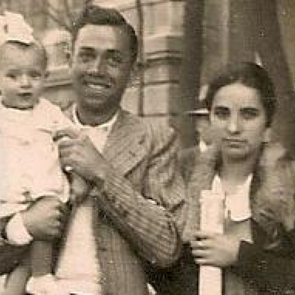 Miguel Hernández, en la Gran Vía de Madrid, junto a su hermana Elvira y su sobrina.- ARCHIVO FAMILIAR
