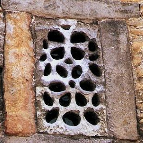 Una de las ventanas originales de San Julián de los Prados. WIKIPEDIA