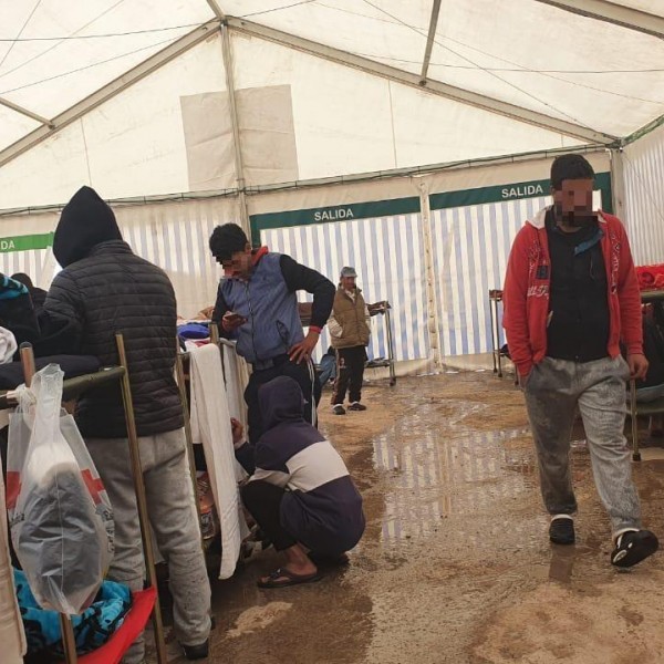 Menores confinados en tres carpas en el V Pino, en las afueras de Melilla. Imágenes cedidas por Solidary Wheels.