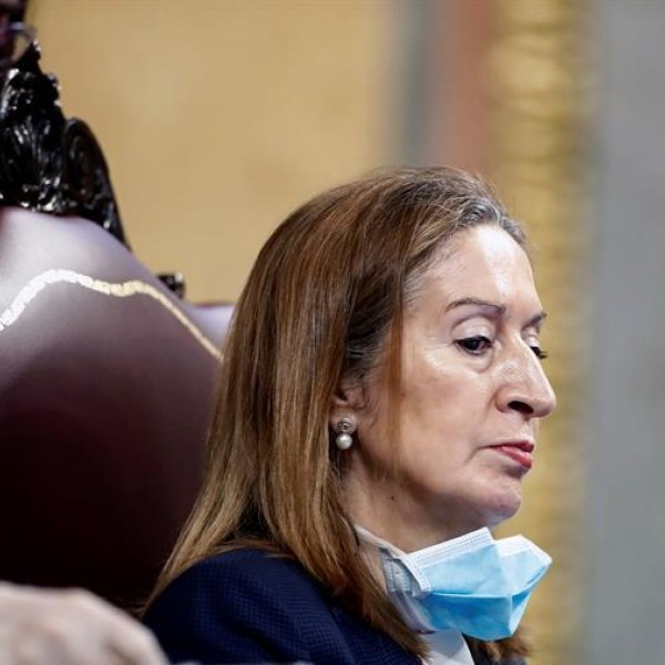 La vicepresidenta segunda del Congreso y diputada del PP, Ana Pastor, reaparece este jueves durante el pleno celebrado en el Congreso de los Diputados para aprobar una nueva prórroga del estado de alarma, con guantes y mascarilla, tras superar la enfermed