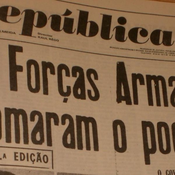Portada del diario “República”, el 25 de abril de 1974.