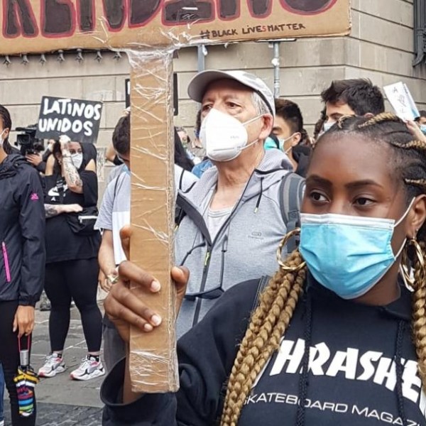 Una dona de la manifestació antiracista a Barcelona mostra un cartell on es llegeix 'Dona'ns el teu suport quan no és tendència'. Cèlia Muns