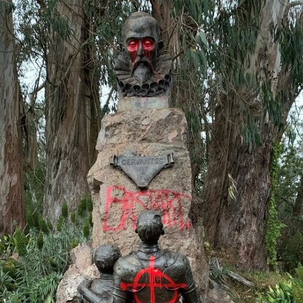 Estatua de Cervantes vandalizada en San Francisco, California. REUTERS.