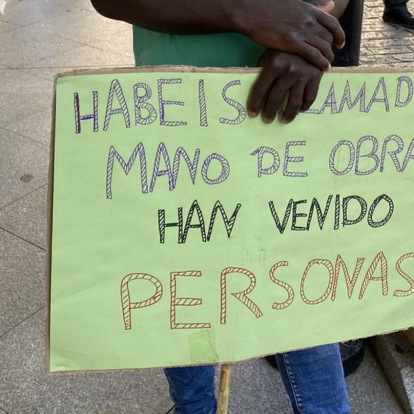 Un temporero afectado por los incendios, durante una protesta en Lepe para exigir al Ayuntamiento una solución habitacional.- ASNUCI