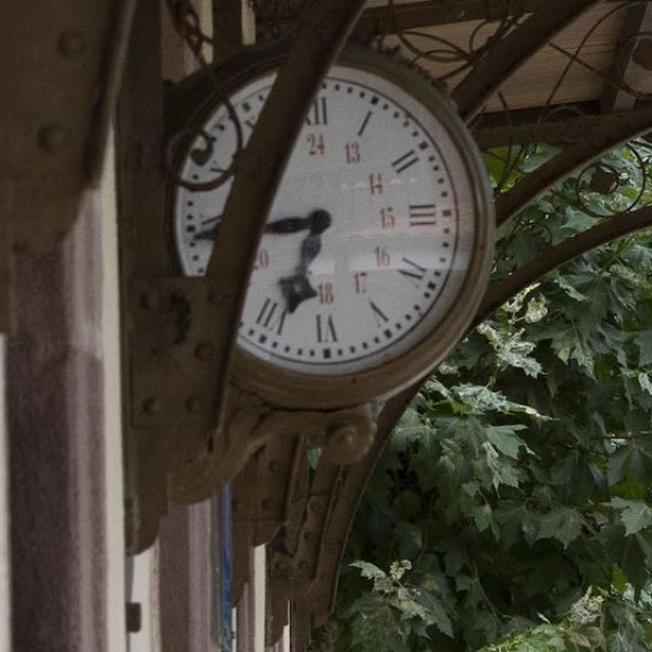 Reloj original en el apedero de la estación. GEMA RODRIGO