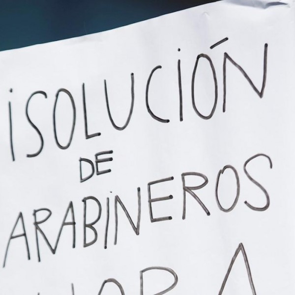 Vista de un cartel durante una protesta donde cientos de personas se manifestaron en contra de la policía en Chile. EFE/Alberto Valdes