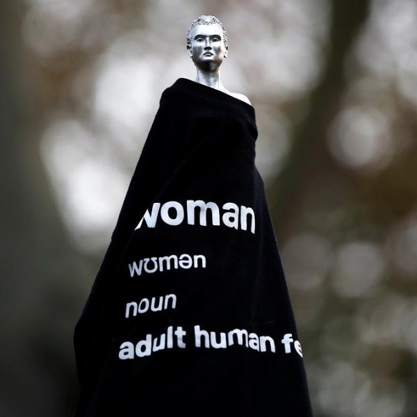La estatua de Mary Wollstonecraft 'Madre del feminismo' cubierta con una camiseta, en Newington Green, Londres.