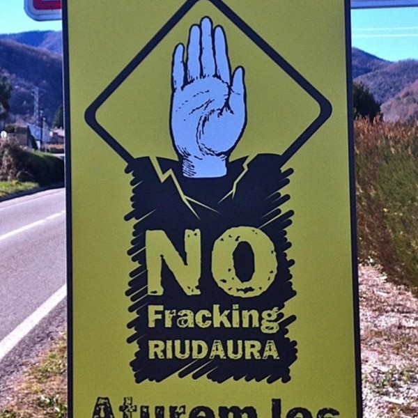 Cartell contra el fracking a Riudaura, la Garrotxa.
