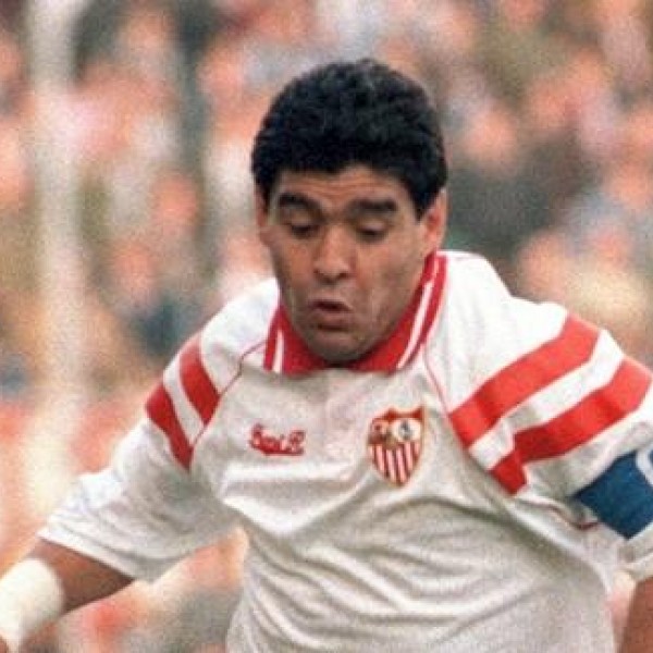 Fotografía de archivo tomada el 14/03/1993 del exfutbolista argentino Diego Armando Maradona en un partido con el Sevilla