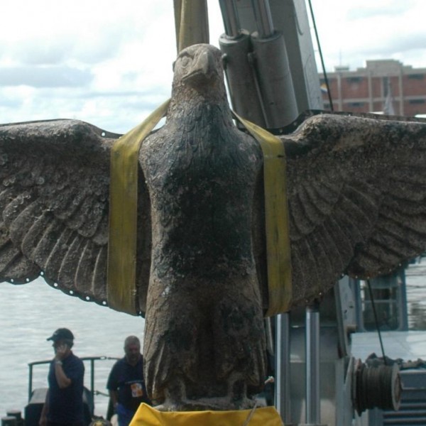 Extracción de la escultura de bronce en el Río de la Plata.