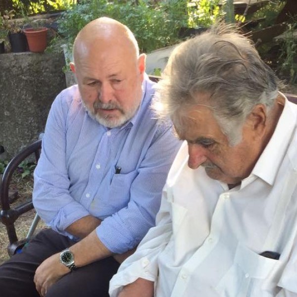 Pep Bernadas junto a Pepe Mujica.
