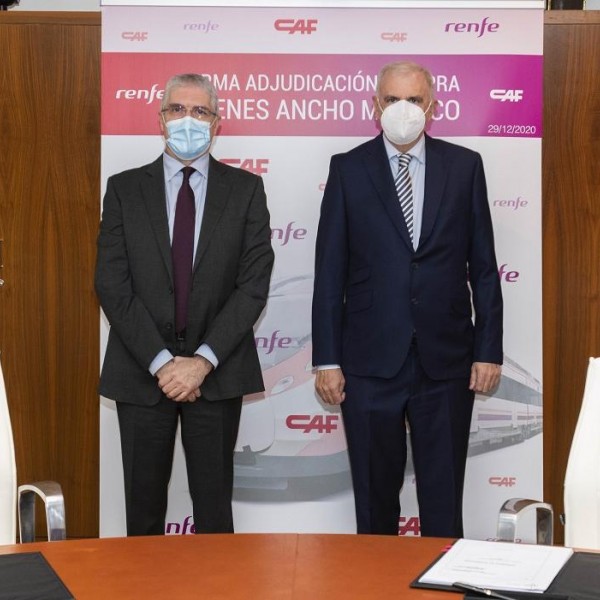 Los presidentes de Renfe, Isaías Táboas (i), y de CAF, Andrés Arizkorreta (d), durante la firma del contrato para el suministro de 31 trenes.