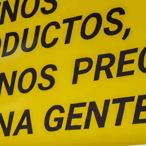 Cartel de la entrada del supermercado. - Público