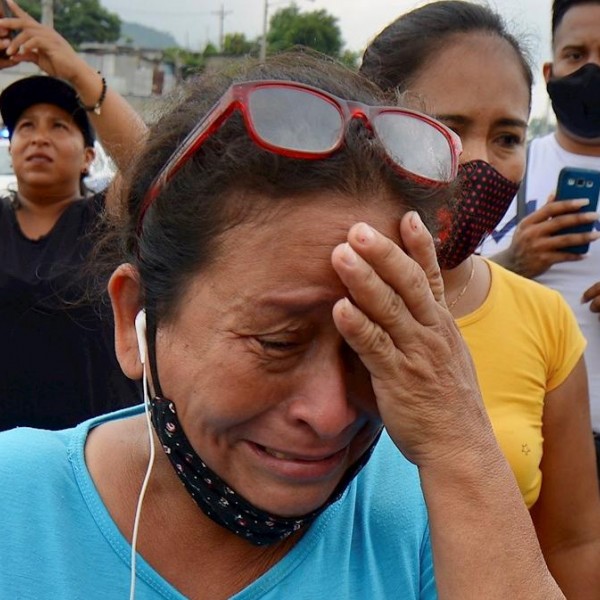 Familiares de reclusos se lamentan hoy durante un amotinamiento, en el Centro de Privación de Libertad Zonal 8 en Guayaquil (Ecuador).