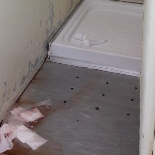 Una ducha en un albergue de Madrid. — Imagen tomada por los trabajadores del recinto.