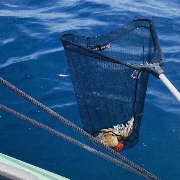 Recogiendo plásticos del Mediterráneo.