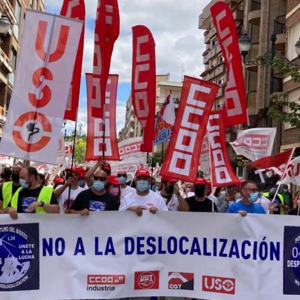 Un trabajador de la empresa entre la Policía, imagen cedida por parte de la sección sindical de CGT.