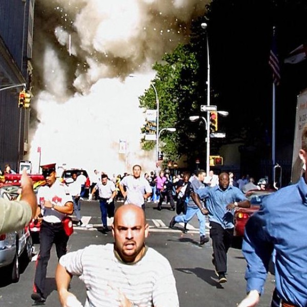 Varias personas huyen del lugar de los atentados contra las Torres Gemelas de Nueva York el 11-S.