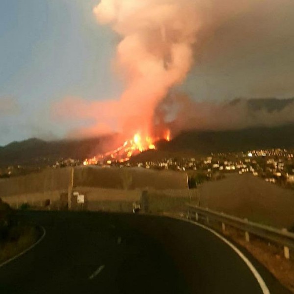 Imagen de la nube volcánica tras la erupción en la isla canaria de La Palma. Aparece como una nube blanca debido a la interacción entre la lava y depósitos subterráneos de agua.