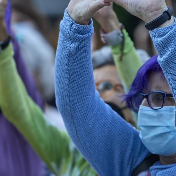 Varias mujeres participan en la concentración