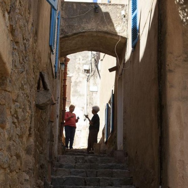 Dos vecinas de Pigna charlando en la calle.