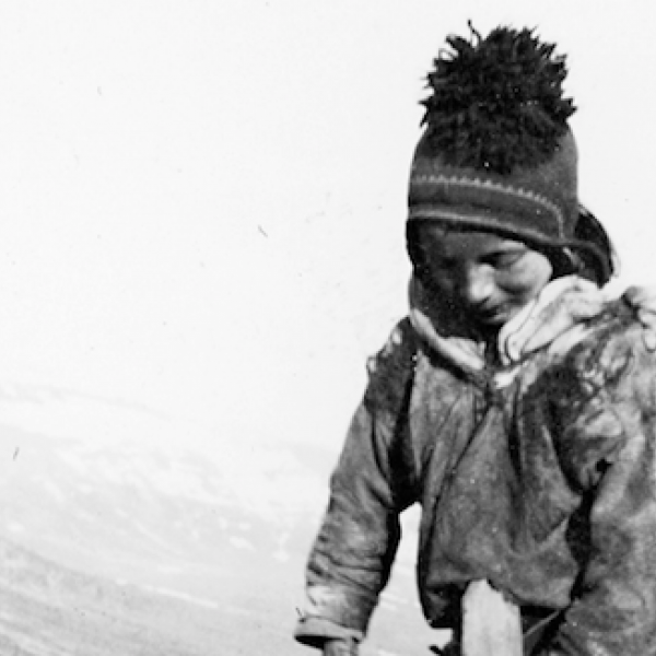 26/11/2021 Un niño sami posa junto a su perro en un paisaje inversal