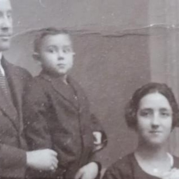 Retrato de familia de Daniel Varela y María Piñeiro cn sus hijos, Daniel y Marisa, en 1922.