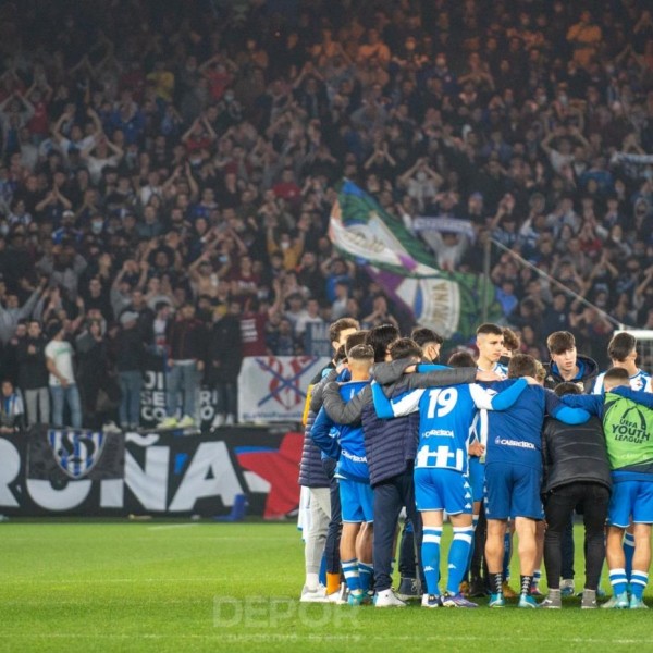 Los Juveniles A del Depor sobre el terreno de juego.