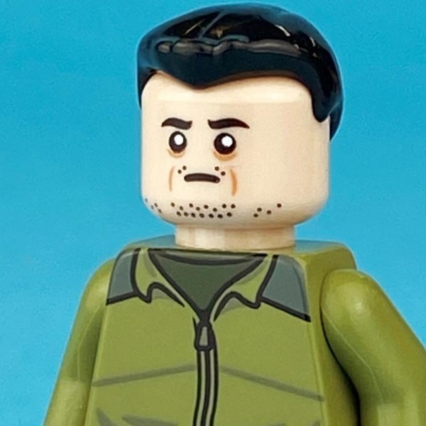 Figura de Lego diseñada a medida que representa al presidente ucraniano Volodimir Zelenskiy, vendida por Citizen Brick para recaudar dinero para la organización de ayuda humanitaria Direct Relief que ayuda al pueblo de Ucrania.