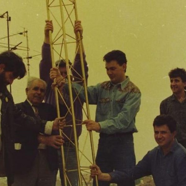 Miembros de Ràdio Klara con una antena