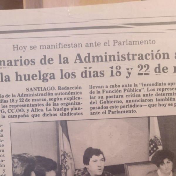 7/4/22 Página de 'El Correo Gallego' de marzo de 1988. En la foto, Feijóo es el primero por la derecha