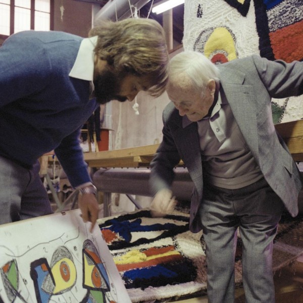 Joan Miró y Josep Royo revisando la maqueta del tapiz.