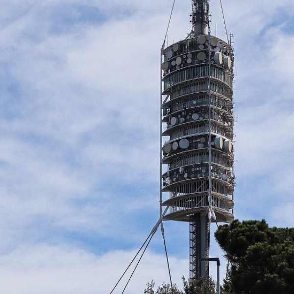 La torre de Collserola, diseñada por Norman Foster e inaugurada por los Juegos Olímpicos de Barcelona en 1992. Pepe Carvalho se quejó de que por culpa de la torre de Collserola su teléfono hacía interferencias.